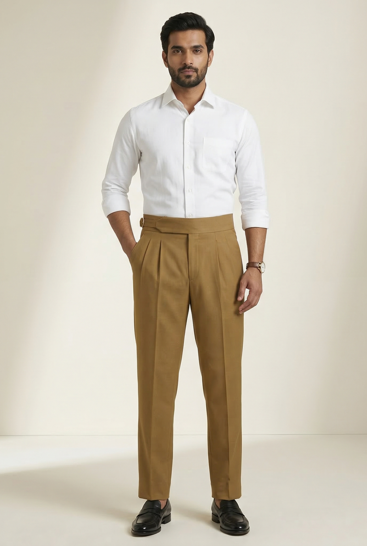 Men's golden-brown trousers with belt, pleated front and tapered fit