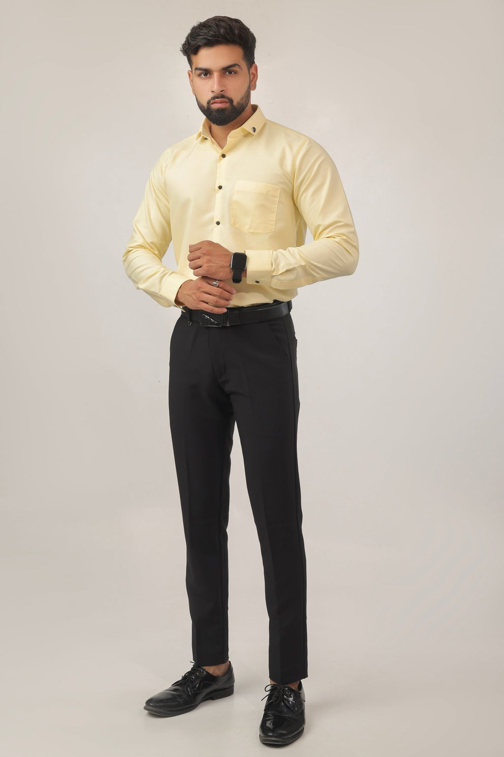 Model wearing lemon yellow shirt – relaxed summer style